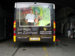 Busbeschriftung Swiss Casinos. Heckbeschriftung mit Window-Folie (Lochfolie) auf Fenster