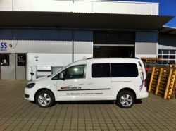 Autobeschriftung Speedo-Optics. Beschriftung des neuen VW Caddy der Speedo-Optics. Gestaltung, Produktion (CAD-Cut + Digitalprint) und Montage bei uns im Hause
