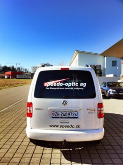 Autobeschriftung Speedo-Optics. Beschriftung des neuen VW Caddy der Speedo-Optics. Gestaltung, Produktion (CAD-Cut + Digitalprint) und Montage bei uns im Hause